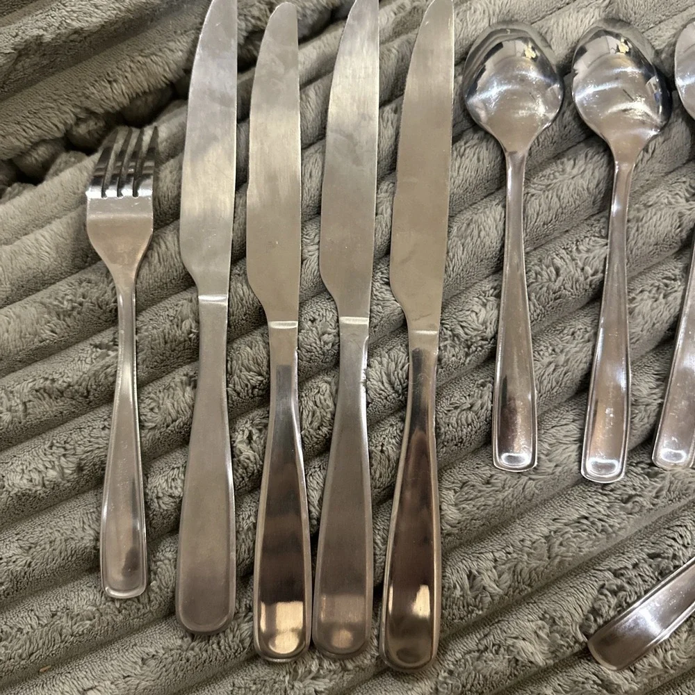 Oneida SS Flatware China Spoons Dinner Fork & Knives‎ Tableware Set Of 9